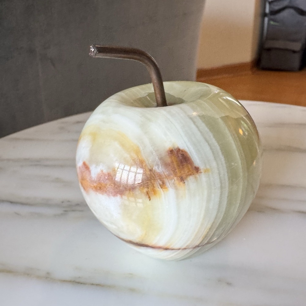 GORGEOUS VINTAGE VEINED AGATE GREEN MARBLE ONTX APPLE PAPERWEIGHT - Picture 5 of 6